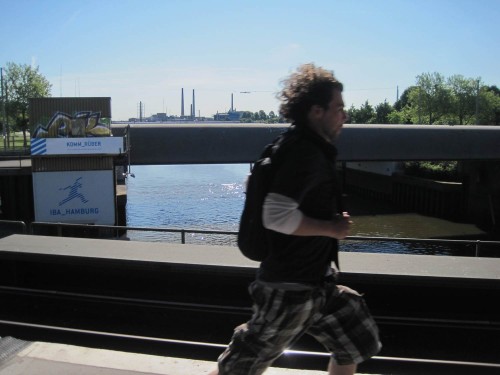 Mit dem Rad am S-Bahnhof Veddel / Ballinstadt angekommen. Das Logo der IBA wird von einem verspäteten S-Bahnnutzer perfekt nachgeahmt.