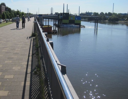 Komischer Anblick, das! Das IBA-Dock, Info-Station Nr. 1, mit Industrieschornsteinen?