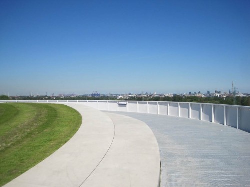 Aaah, wir sind doch noch in Hamburg (der kleine Aussetzer ist wohl der Sonneneinstrahlung geschuldet). Der Höhenrundweg auf dem Energieberg gibt weite Einblicke über die Stadt.