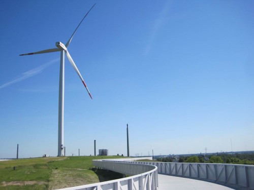 Nach oben hat jeder Besucher freien Blick, an Kinder haben die Planer aber wohl nicht gedacht - höchstens aus Sicherheitsgründen, die Seitenwände des Rundwegs sind dicht.