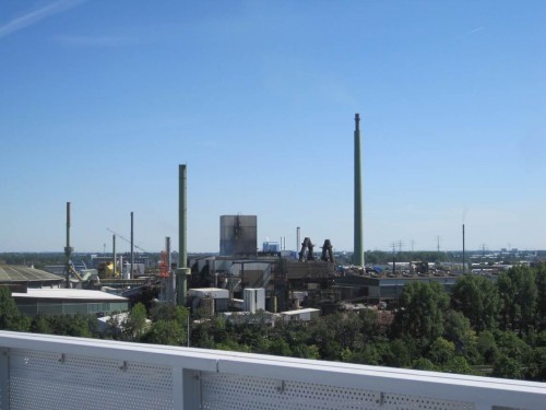 Boaahh, ey! Bei strammem Ostwind stehen wir mitten ("auf Augenhöhe", wie die Politiker heutzutage sagen) in der Abgasfahne Hamburger Großindustrie.