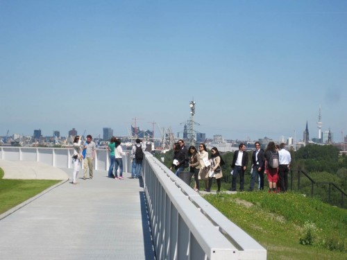 Wir gehen - eine Führung mit internationalen Gästen hat den Berg erklommen. Falls es sich um Chinesen handelt, die werden vor der Abgasfahne sicher nicht erschrecken.