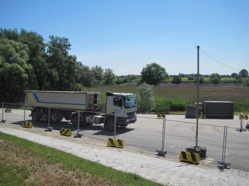 Am Elbdeich angekommen - hier brummt das Leben einer Großbaustelle.