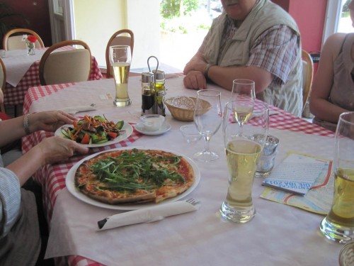 Erstes Essen trifft ein. Rückwirkend betrachtet: Dank an die Finder des Restaurants, das war ein ausgezeichnetes Suchergebnis!
