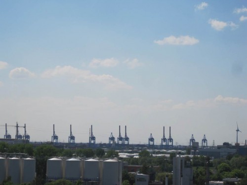 Oben drauf hat man einen phantastischen Blick rundum - hier die Westhäfen mit ihren in China gebastelten Riesen-Containerkränen. Was Subvention und Transportsubvention so alles zu Wege kriegt.