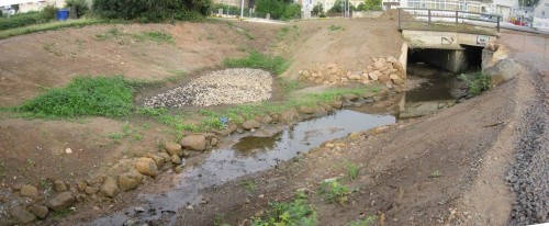 Immerhin - nebendran wird die Kuhbach (ja, das heisst hier "die") restauriert. Aus ihrem Betonbett befreit bietet sie jetzt auch Hochwasser Einstau- und Aufhalteraum.