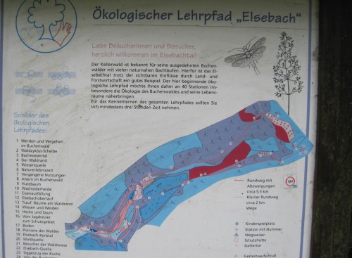 Ein ökologischer Lehrpfad erwartet die Wanderer. Um 40 Tafeln erläutern umfassend Besonderheiten.