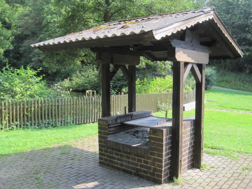 Hier findet der Wanderer gute Rastmöglichkeit, neben überdachten Sitzen und Tischen auch eine Freiküche.