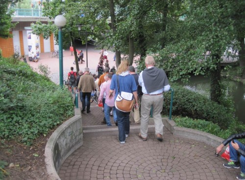 Ein wenig hat sich die Zahl der Wanderer verringert, fast ist das Phoenix-Center erreicht.