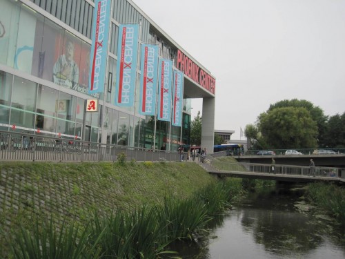 Wegen billiger Reklame ist der Seevekanal vor dem Phoenix-Center von seinem früheren Großbaumbestand "befreit". Das Gewässer liegt in voller Sonne.