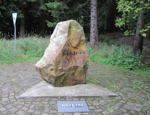 Der Dreiflussstein im Teutoburger Wald - hier in der Rhein-Perspektive.