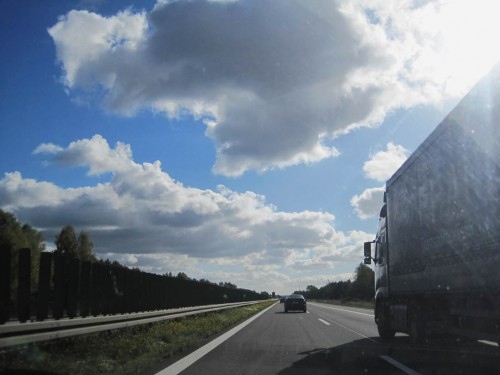 Gute Startzeit gewählt - die Autobahn ist frei befahrbar bei starkem Rückenwind.