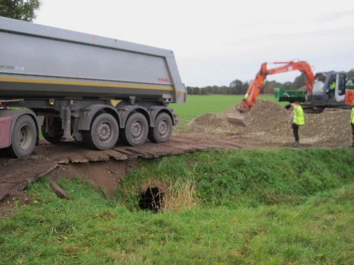 Hunderte Tonnen Kies und Geröll werden vor Ort geliefert.