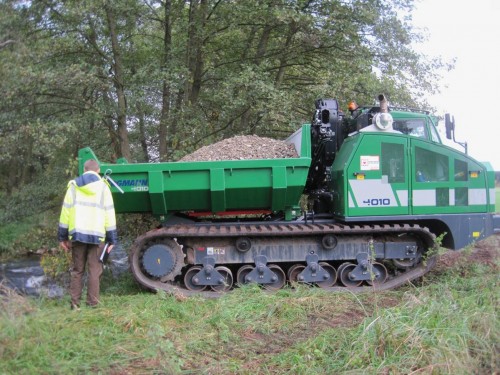 Ein mit Kunststoffketten "bereiftes" Transport- und Schüttfahrzeug leistet sehr gute Dienste.