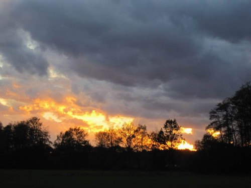 Orkan-Abend, dramatischer Sonnenuntergang über Bendestorf.