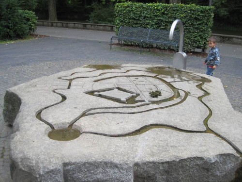 Kurz nach dieser Aufnahme setzt den Junge den Wasserhahn in Gang - ein nettes Spiel- und Lernzeug.