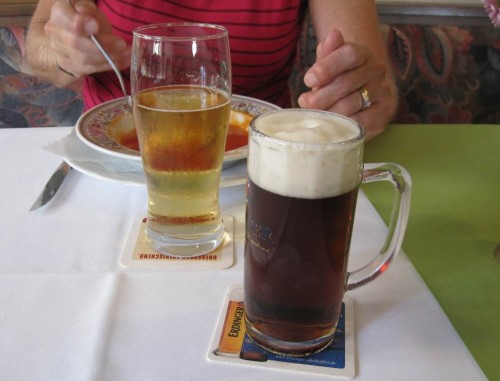 Darauf trinke ich erstmal ein Dunkel - das Wasser hier im Teutoburger Wald ist ja trefflich fürs Bierbrauen geeignet. - Wollte man alle lokal, regional und überregional bekannten hiesigen Biersorten probieren, müsste der Urlaub erheblich verlängert werden.