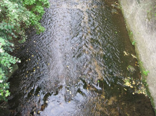 Punktuell kann man schon interessante Turbulenz-Bilder erkennen, wenn kleine Rauigkeiten vorhanden sind. - Ein Zeichen, was erforderlich ist.
