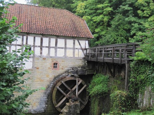 Nahe beim Freilichtmuseumseingang die dörfliche Wassermühle mit hohem Bacheinstau, das Rad "oberschlächtig" mit Wasser beschickt.