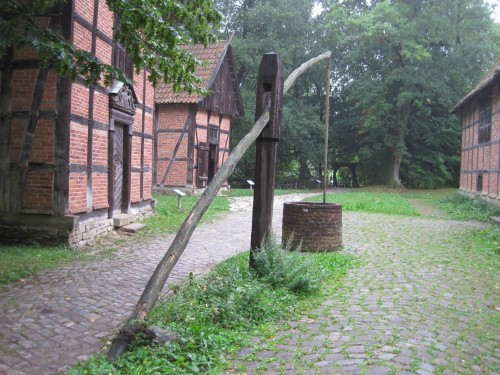 Einen Hof kann man nur da anlegen, wo auch Trink- und Tränkwasser ist. Hebebrunnen mitten in der Hofstätte.