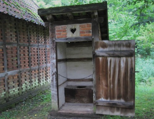 Das gute alte Plumpsklo - verschwendet kein Spülwasser wie spätere Entwicklungen. Hier musste man aber aufpassen, dass der Brunnen nicht durchs Plumpsklo und/oder den Misthaufen verunreinigt wird.