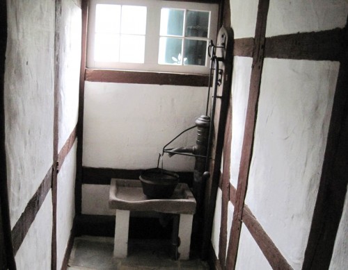 Komfortabel: Trinkwasserversorgung mit Schwengelpumpe im Haus.