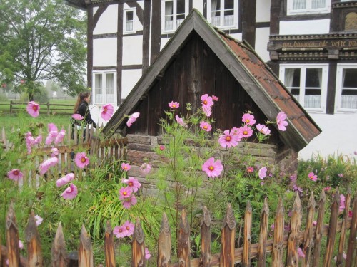Und was so ein ordentliches Freiluftmuseum ist, bietet es natürlich auch allerhand anderes, z.B. Bäckerwaren - hier versteckt hinter buntem Gärtchen - hmm, lecker!