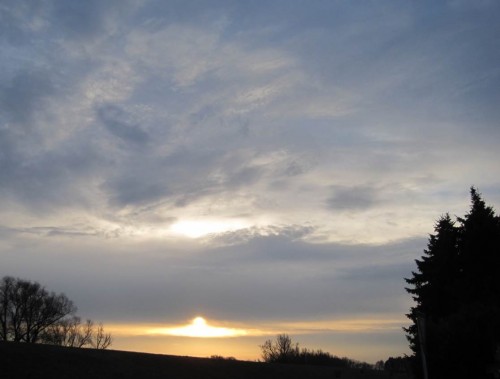 Vom Parkplatz hinter dem Deich in Over aus konnte man den Eindruck haben, ein UFO befinde sich im Landeanflug.