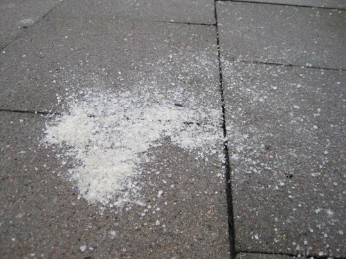 Da war wohl noch ein Salzrest im Eimer - na gut. Gut zum matschigen Ausrutschen!