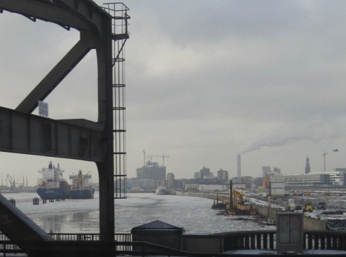 Da die kalten Nächte sich am Tag fortsetzten, ist gut Eis auf der Norderelbe - Schifffahrt verhindert aber das Zufrieren.