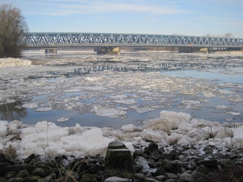 Süderelbe mit Eisschollen, Blick von Pionierinsel auf die Bahnbrücke.