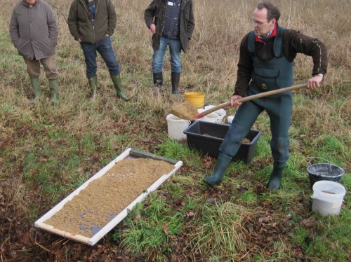 Ralf Gerken vom Landessportfischerverband Niedersachsen hat sein Experiment zur Landschaftsentstehung, Nacheiszeitlandschaft Geest, gut vorbereitet.