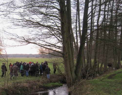 Vor der Rückfahrt zum Schlussvortrag und zur Schlussdiskussion in der NNA versammeln sich die Teilnehmer und erfahren das unerfreuliche Ergebnis der Elektrofischerei: noch immer wirkt die extreme Stoßverschmutzung durch Organik einer Biogasanlage nach. So gut wie kein Fisch fand sich heute an dieser sonst von Hunderten Forellen und Mühlkoppen charakterisierten Strecke.