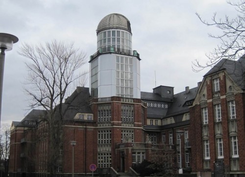 Schnell bringt mich die Straßenbahn zur TU Dresden, Beyer-Bau.