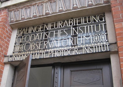 Eingang Beyer-Bau, hier studieren z.B. BauIngenieure.