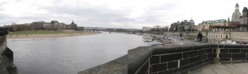 Wenn wir schon von der nördlichen Elbestrecke kommen, wollen wir natürlich die Dresdner Elbe sehen - hier am Europaufer.