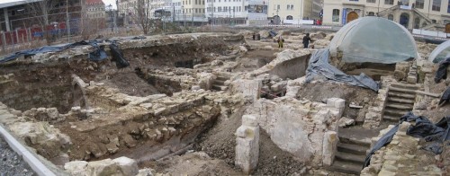 Beeindruckend sind auch die alten, frei liegenden Kellergewölbe.