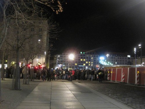 Und dann dürfen wir nicht über die Straße. Da laufen schon so 300 längs.
