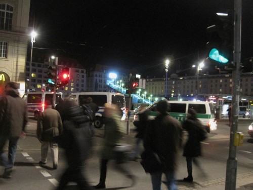 Hinterran scheint ein Wettrennen von Polizeiwagen stattzufinden.