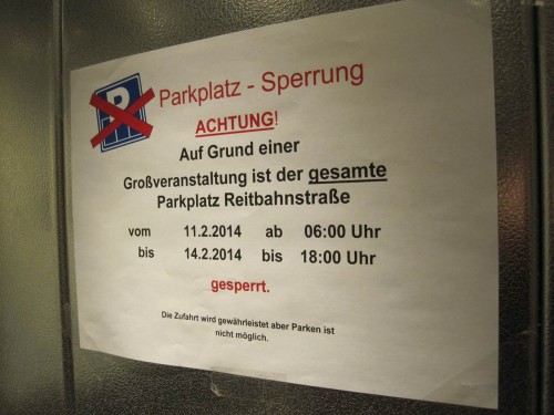 Der Hotelfahrstuhl verrät, der Parkplatz sei gesperrt - wie gut, dass ich per Bahn hier bin.
