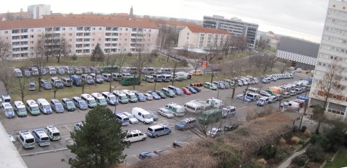Am Morgen darauf zeigt der Blick aus dem Fenster, dass die Veranstaltung wohl eine Polizeifahrzeug-Gebrauchtwagenmesse ist? In der Tat, der Parkplatz wird vollständig benötigt.