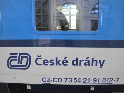 Ich geniessen den Platz in der tschechischen Bahn - vor meinem Umsteigen in vollgequetschten DB-Zug in Berlin.