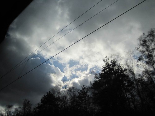 Über uns ziehen die Tiefdruckschwanzreste, die ihre Wassermassen im Süden Englands abgeladen und dort alles überschwemmt haben.