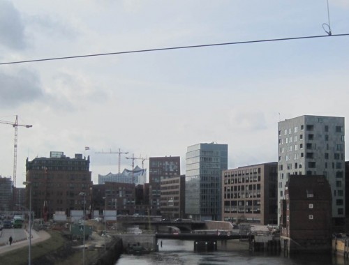 Und weiter geht`s im Metronom - vorbei an den "hingekotzten Würfeln", wie manch einer Teile der Hafencity nennt, im Hintergrund die Elbphilharmony, unser Steuergeldvernichter.