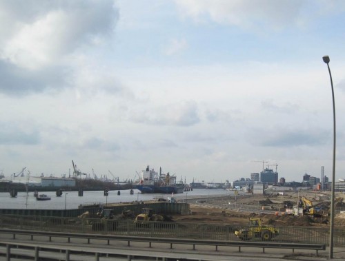 Die Norderelbe mit östlicher Hafencity-Baustellenfläche. Noch 30 Minuten Fahrt und die Dresdenreise ist zu Ende.