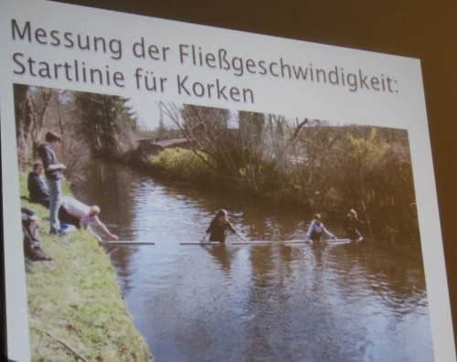 Schulen sind sehr aktiv mit Untersuchungen von Wasser und Lebewesen, Messungen diverser Art am Gewässer.