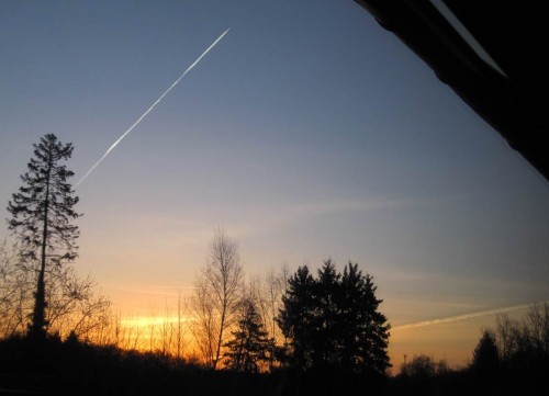 Der Blick aus dem Frühstücksfenster verheisst gutes Wetter fürs Bach-Restaurieren. Bei 0,1 Grad werden wir Naturkühlung haben.