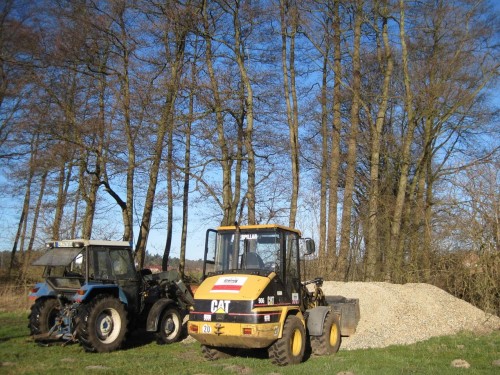 Ah, der Kies wird mit Maschine transportiert - toll!