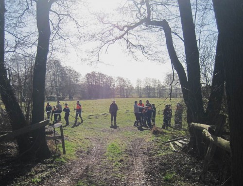 Schaufeln und Harken in die Hand - und ab an den Bendestorfer Mühlenbach.