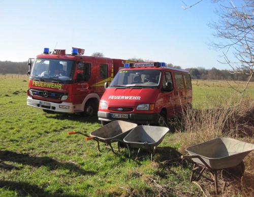 Die Jugendfeuerwehren Bendestorf und Harmstorf sind pünktlich. Schubkarren stehen bereit.